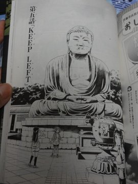 青铜佛像前的骑行小憩