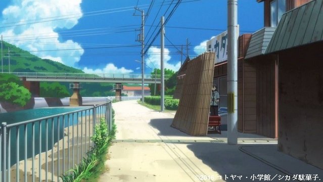 坂道沿いの昔ながらの駄菓子屋