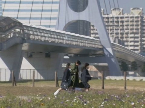公園プロムナードとベンチ