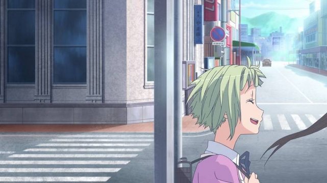 白色的临街建筑前
