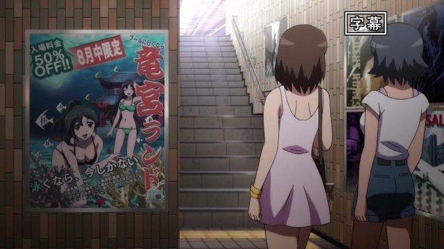 駅出口での夕暮れの討論