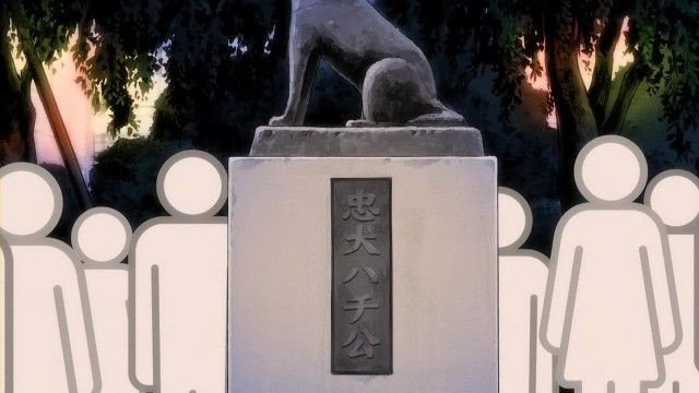 著名的犬雕像前