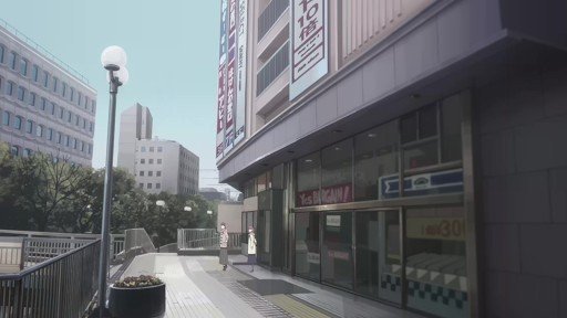 駅前広場の夜のシーン
