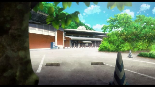 多层商业建筑前的场景