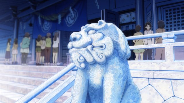 山坡上的红色寺庙