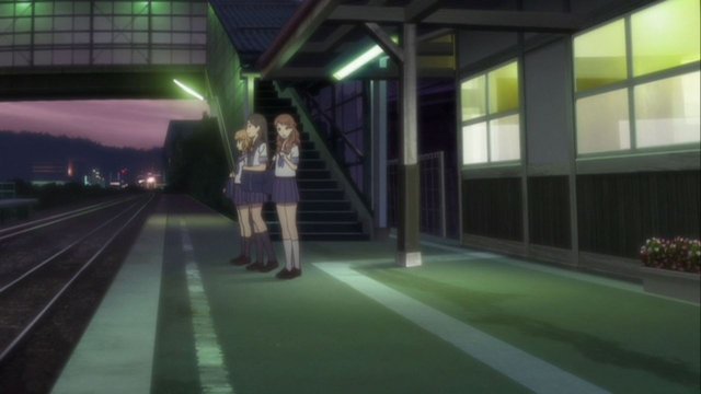 冬のホームと去りゆく電車