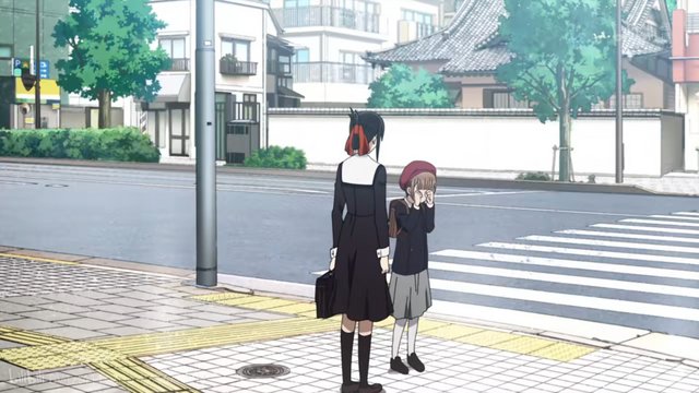 イエティの着ぐるみの少女と制服の少年が出会う夜の交差点