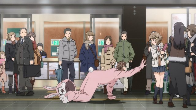 駅前の階段での待ち合わせ