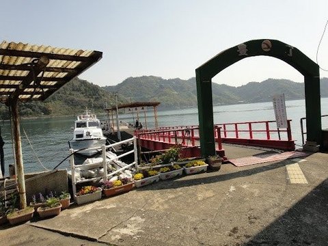 High-speed boat pier