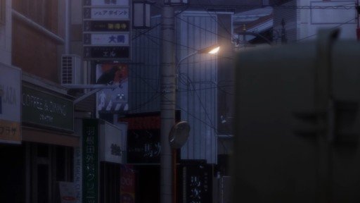 朝の駅出口