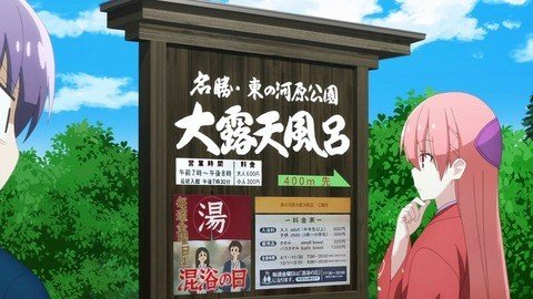そば屋の前の夫婦