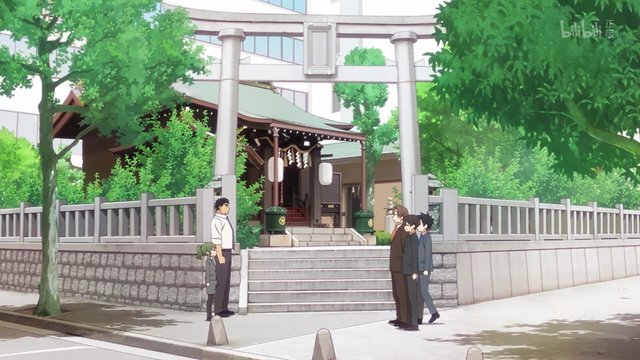 红色鸟居前的黄昏