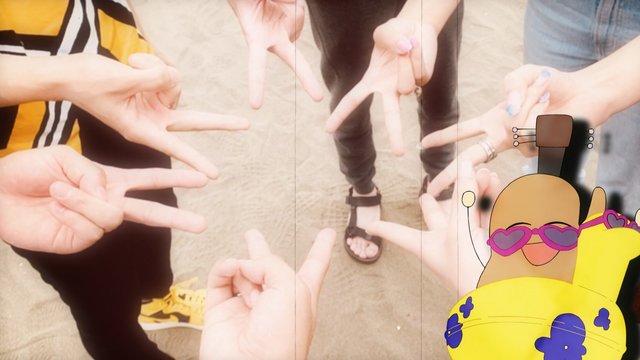 Hitori Gotou's beach guitar session