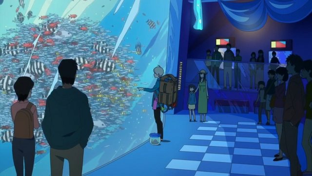 水槽の魚を見つめるハル