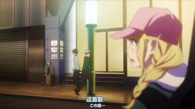 レコード店ビルと交差点の風景