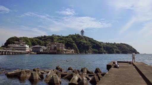 夕暮れの海辺の防波堤