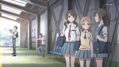 地上駅のホームと電車