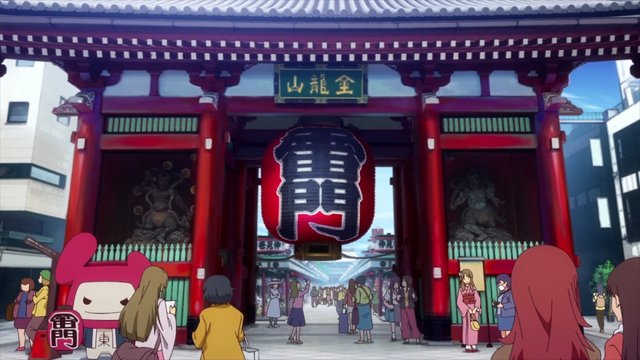 Gate with a giant red lantern