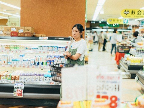 Tense moment in a large supermarket