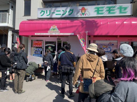 夜のクリーニング店前