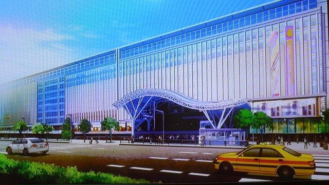 大きな駅の西口広場