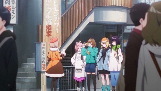 丸い窓のある白いビル