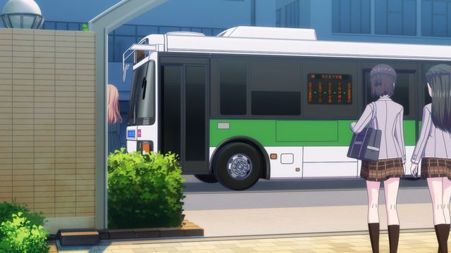 バス停の前で