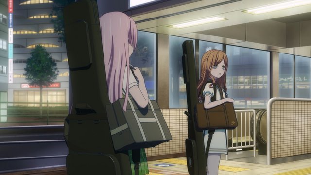 駅の地下道出口