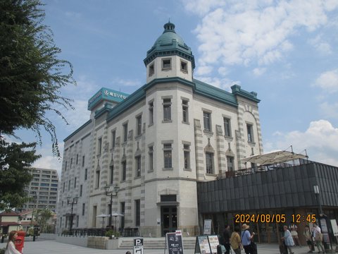 銀行前の交差点