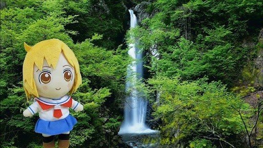 滝の前のOPシーン