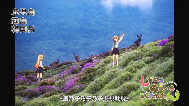 山頂で両手を挙げる