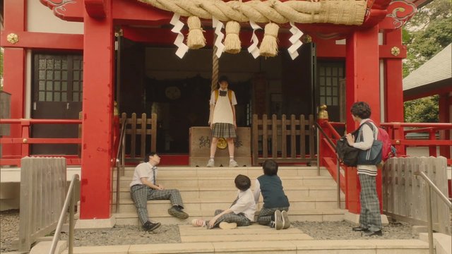夏日神社的兄弟背影