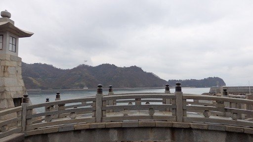 港に立つ石造りの灯籠